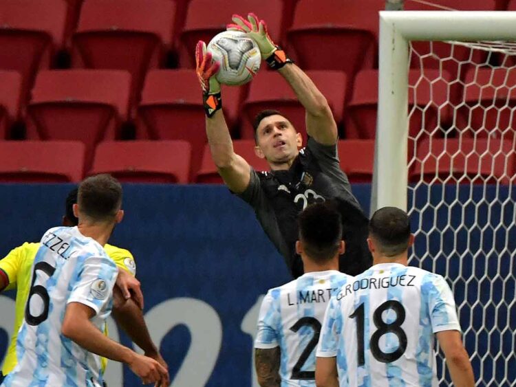 Emiliano Martínez lleva a Argentina a la final contra Brasil