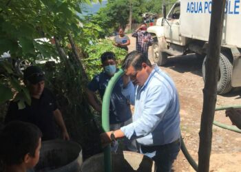 Cabildo electo de Victoria reparte agua en colonias populares