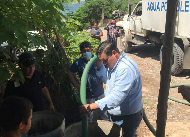 Cabildo electo de Victoria reparte agua en colonias populares