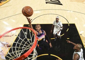 Suns derrotan 118 a 105 a Bucks en primer partido de final de NBA