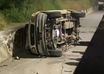 Abandonan camioneta después de volcar