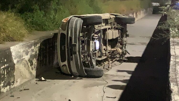 Abandonan camioneta después de volcar
