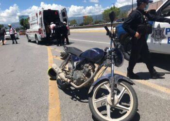 Pareja se lesiona al caer de motocicleta