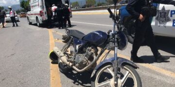 Pareja se lesiona al caer de motocicleta