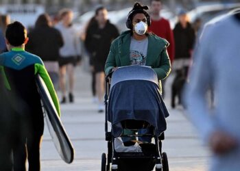 Aumentan casos de covid en EU; la mayoría son de variante Delta