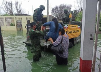 Rescatan a familias que quedaron atrapadas por inundaciones en Reynosa