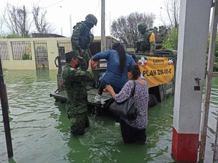 Rescatan a familias que quedaron atrapadas por inundaciones en Reynosa