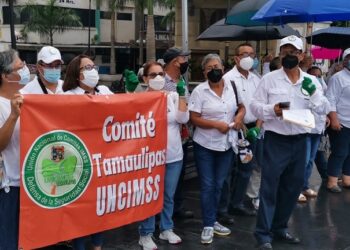 Insisten jubilados en reclamos de afores; piden audiencia con AMLO 