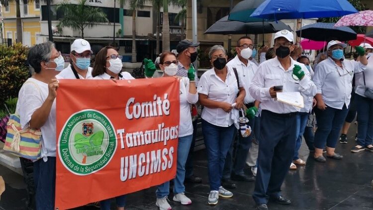 Insisten jubilados en reclamos de afores; piden audiencia con AMLO