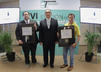 Entregan Medalla al Mérito Ciudadano  a Santos Ramos y Christian Flores