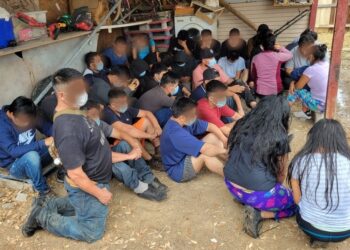 Descubren a 70 indocumentados en “casas de seguridad” de Laredo, Texas