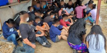 Descubren a 70 indocumentados en “casas de seguridad” de Laredo, Texas