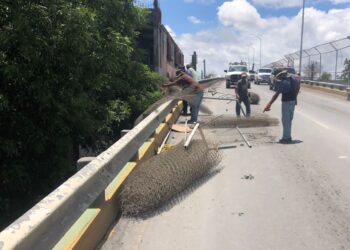 Retiran malla dañada de puente Venezuela en Nuevo Laredo