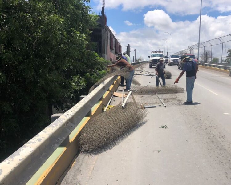 Retiran malla dañada de puente Venezuela en Nuevo Laredo