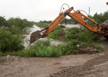 Trabaja Gobierno de Matamoros en desazolve de drenes