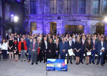 Entrega AGA reconocimiento a nuevos Agentes Aduanales