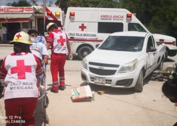 Se fractura motociclista al chocar con camioneta