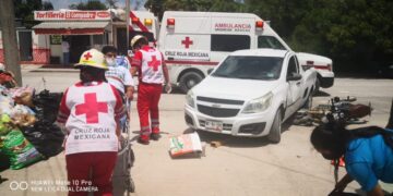 Se fractura motociclista al chocar con camioneta