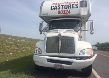 Camión lesiona a familia tras impactar camioneta