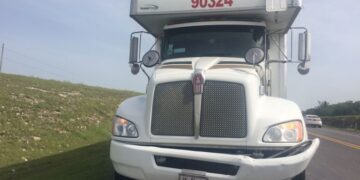 Camión lesiona a familia tras impactar camioneta