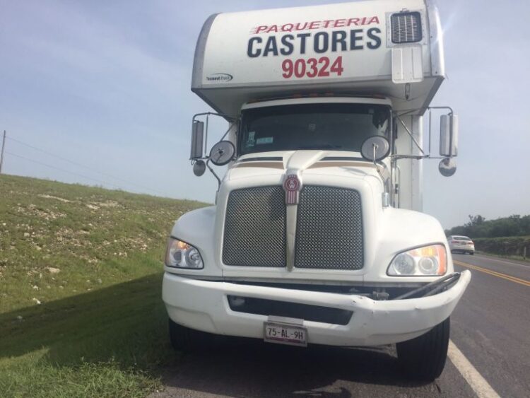 Camión lesiona a familia tras impactar camioneta