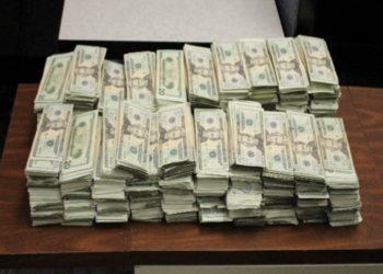 Decomisan más de 300 mil dólares en Texas