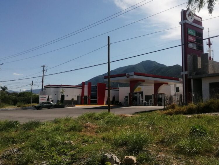 Delincuente asalta en gasolinera