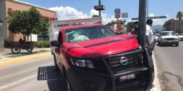 Policía estrella su camioneta contra un poste