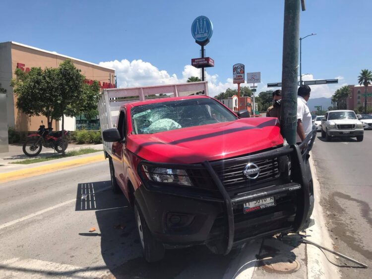 Policía estrella su camioneta contra un poste
