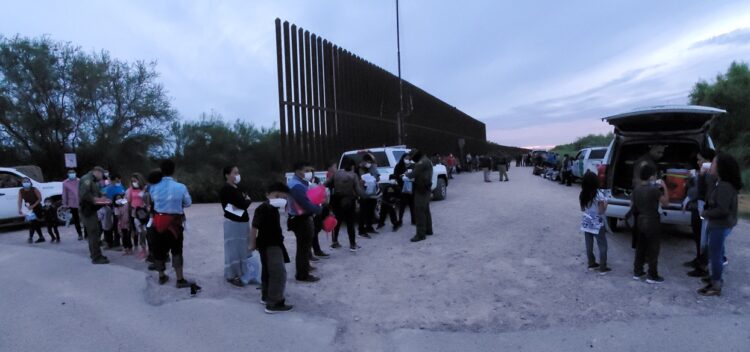 Detienen a más de 800 indocumentados en  24 horas en el sur de Texas