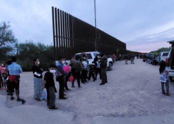 Aprehenden a 736 migrantes en el Sur de Texas