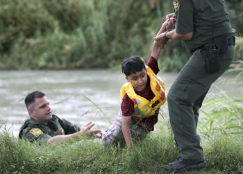 Encuentran a 40 niños migrantes cerca de El Paso