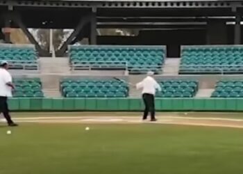 AMLO inaugura estadio de beisbol en San Luis Río Colorado, Sonora… y es ponchado