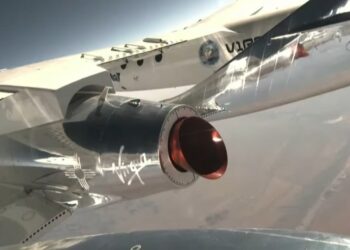 Realizan viaje al espacio en Nave Galactic