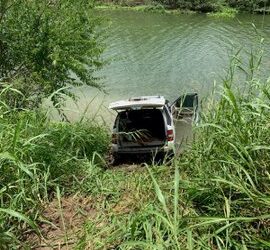 Tras persecución, traficantes abandonan vehículo y droga en el rio Bravo.