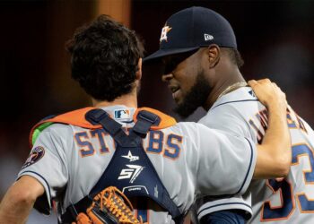Astros aprovechan error en 10mo inning y barren a Indio