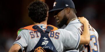 Astros aprovechan error en 10mo inning y barren a Indio