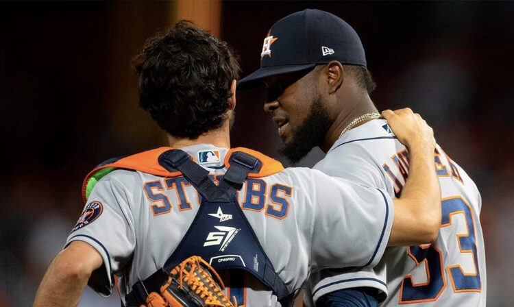 Astros aprovechan error en 10mo inning y barren a Indio
