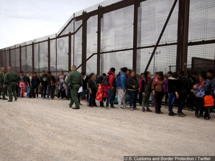 Ha procesado Estados Unidos 12,000 solicitudes de asilo de migrantes que esperaban en México