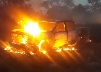 Persecución de traficantes de migrantes termina en incendio de 2 vehículos