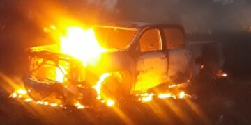 Persecución de traficantes de migrantes termina en incendio de 2 vehículos