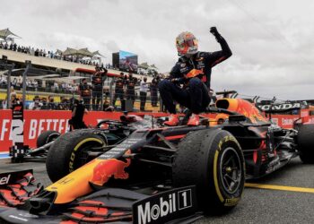 Verstapen queda fuera del gran premio de inglaterra tras accidente