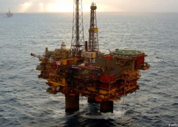 Llega petróleo a su precio más alto en seis años y luego retrocede