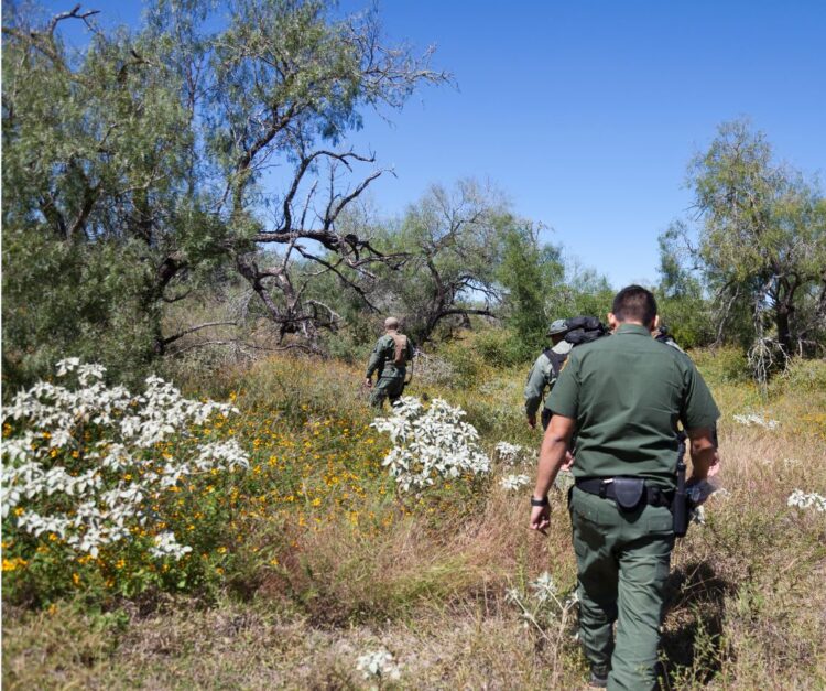 Encuentran dos cuerpos sin vida en el sur de Texas.