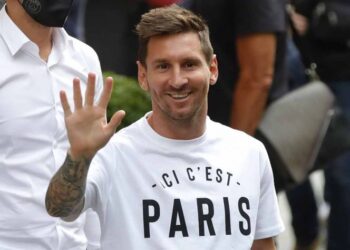  Messi viste uniforme del París Saint-Germain con número 30
