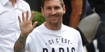  Messi viste uniforme del París Saint-Germain con número 30