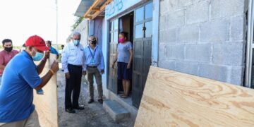 Entrega Sanmiguel material de construcción en Col. ‘Los Artistas’