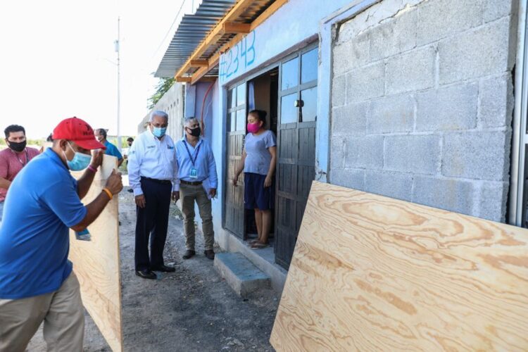 Entrega Sanmiguel material de construcción en Col. ‘Los Artistas’