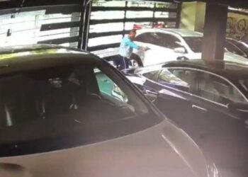 Captan asesinato en cochera de zona residencial en Nuevo León