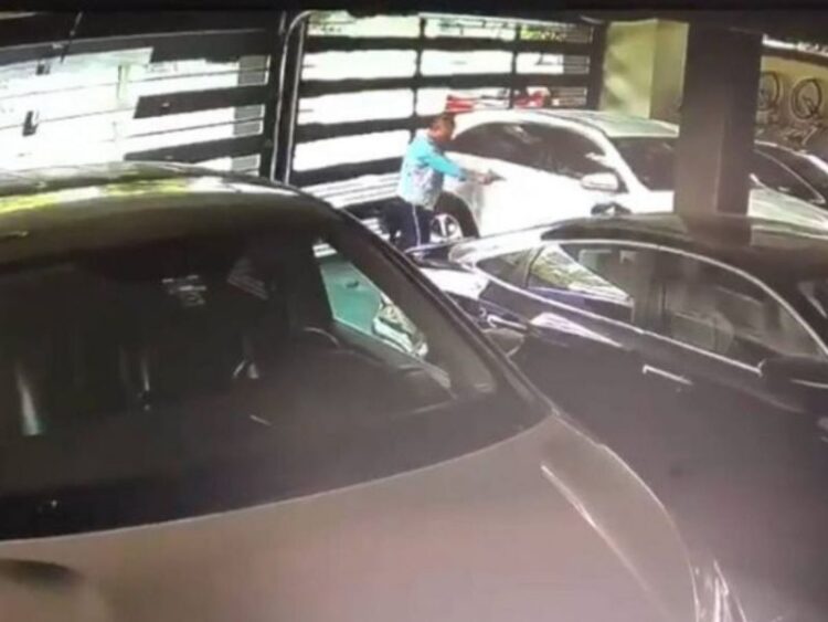 Captan asesinato en cochera de zona residencial en Nuevo León